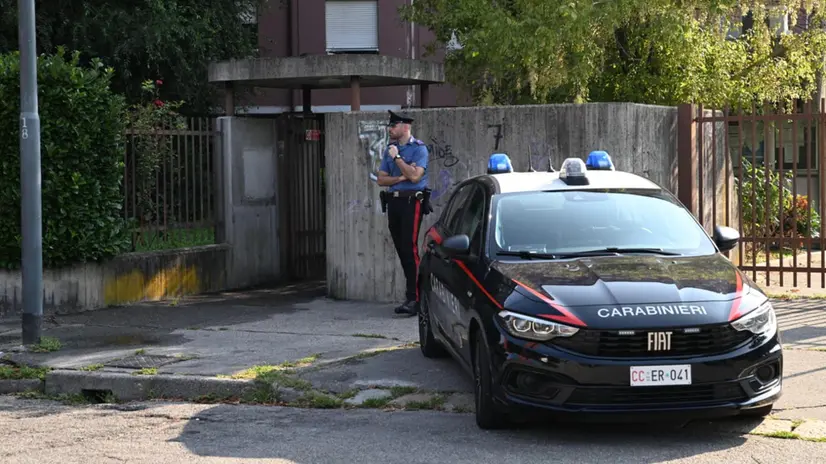 I carabinieri fuori dalla casa della donna - Foto Ansa/Andrea Fasani © www.giornaledibrescia.it