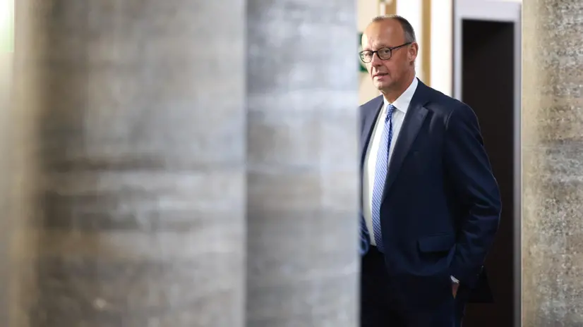 epa12325892 German Chancellor Friedrich Merz leaves after a meeting of the German cabinet at the Defense Ministry in Berlin, Germany, 27 August 2025. The cabinet is meeting over new legislation to raise the personnel count in the Bundeswehr, the German armed forces, by creating a voluntary military service. EPA/CLEMENS BILAN