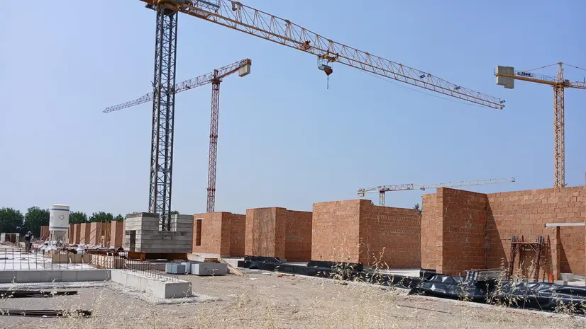 Le gru nel cantiere del polo scolastico di Ghedi - © www.giornaledibrescia.it