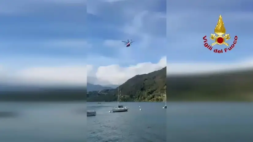 Soccorsi in azione nel Lario per le ricerche di un turista disperso dal tardo pomeriggio sul versante lecchese dell'Alto lago di Como. Si tratta di un uomo di nazionalità tedesca che non è più riemerso dopo essere riuscito a salvare i figli, finiti in acqua in circostanze ancora da chiarire. ANSA/FERMO IMMAGINE VIDEO VIGILI DEL FUOCO +++FOTO DIFFUSA DALL'UFFICIO STAMPA - USARE SOLO PER ILLUSTRARE OGGI LA NOTIZIA INDICATA NEL TITOLO - NON ARCHIVIARE - NON VENDERE - NON USARE PER FINI NON GIORNALISTICI - NPK+++