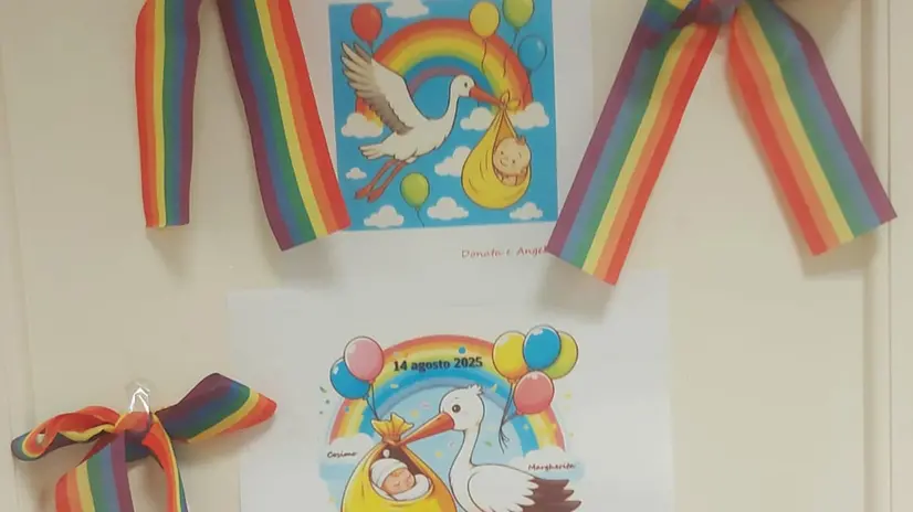 I fiocchi arcobaleno per la nascita del figlio di Margherita Colonnello, assessora al Sociale del Comune di Padova, del Partito Democratico, apparsi sulla porta del suo ufficio alcuni giorni fa, Padova, 27 agosto 2025. ANSA