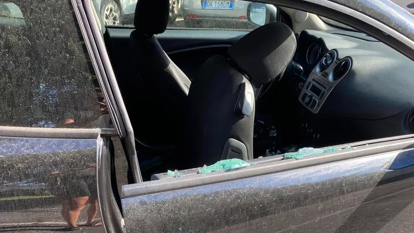 Un finestrino rotto - Foto Facebook Brescia che non vorrei