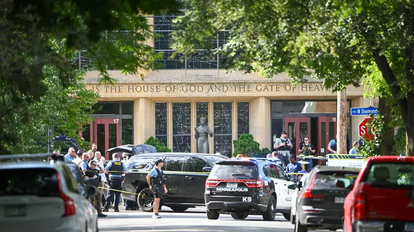 epa12327029 Police respond to a shooting at the Annunciation Catholic School in Minneapolis, Minnesota, USA, 27 August 2025. According to police, three people including the gunman died in the shooting at a Catholic primary church and 20 were injured. EPA/CRAIG LASSIG
