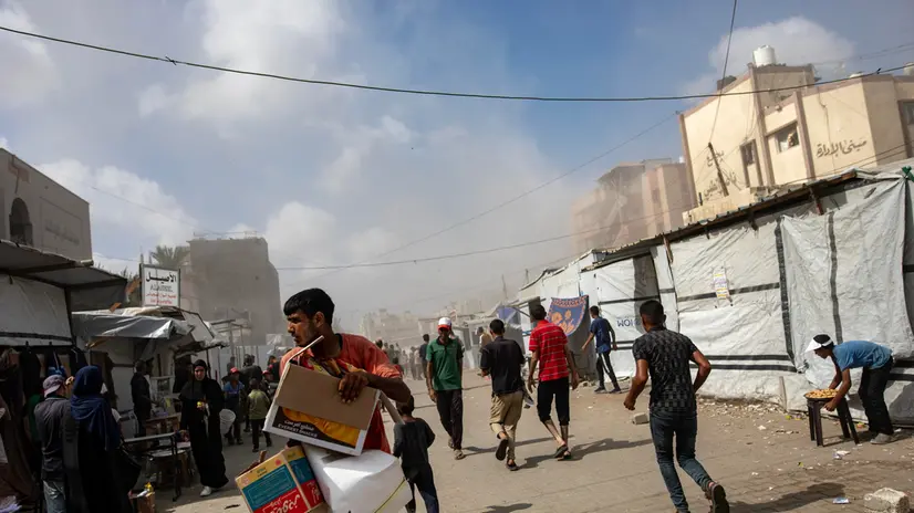 epa12321385 Palestinians flee following an Israeli airstrike targeting Nasser Hospital in Khan Younis, southern Gaza Strip, 25 August 2025. According to the Palestinian Health Ministry, the airstrike hit the fourth floor of the Nasser Medical Complex, followed by a second attack upon the arrival of ambulance crews to retrieve the injured and the dead, leaving at least 20 killed, including 5 journalists. EPA/HAITHAM IMAD