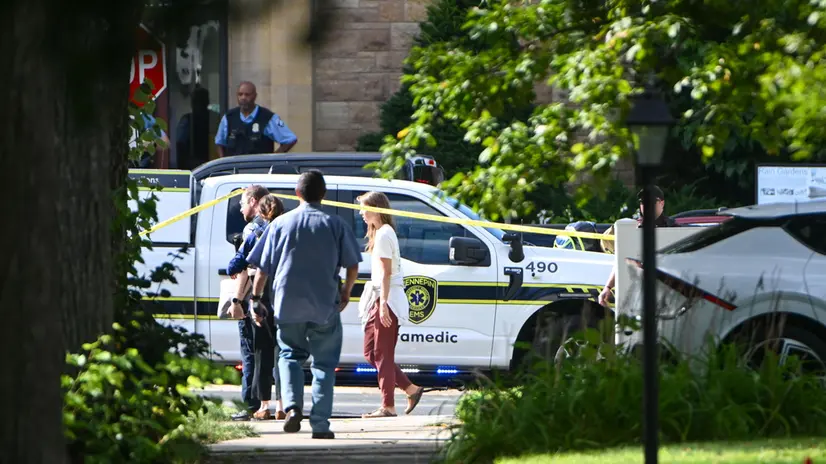 epaselect epa12327015 Police respond to a shooting at the Annunciation Catholic School in Minneapolis, Minnesota, USA, 27 August 2025. According to police, three people including the gunman died in the shooting at a Catholic primary church and 20 were injured. EPA/CRAIG LASSIG