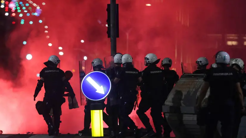 epa12203772 Protestors throw projectiles at riot police officers after a student-led rally in Belgrade, Serbia, 28 June 2025. University students are demanding accountability and calling on early elections after sixteen people died when the canopy of the newly renovated Novi Sad Railway Station collapsed on 01 November 2024. The station, which had been reopened on 5 July 2024 following renovations, was undergoing additional work shortly before the incident. EPA/ANDREJ CUKIC