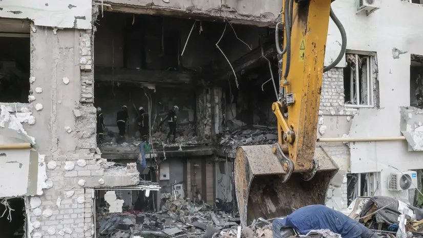 epa12308252 Ukrainian rescuers work at the site of a drone strike on a residential area in Kharkiv, northeastern Ukraine, 18 August 2025, amid the Russian invasion. At least seven people, including a child, were killed and dozens more injured following an overnight Russian drone attack on Kharkiv, according to the State Emergency Service of Ukraine (SES). EPA/YEVHEN TITOV