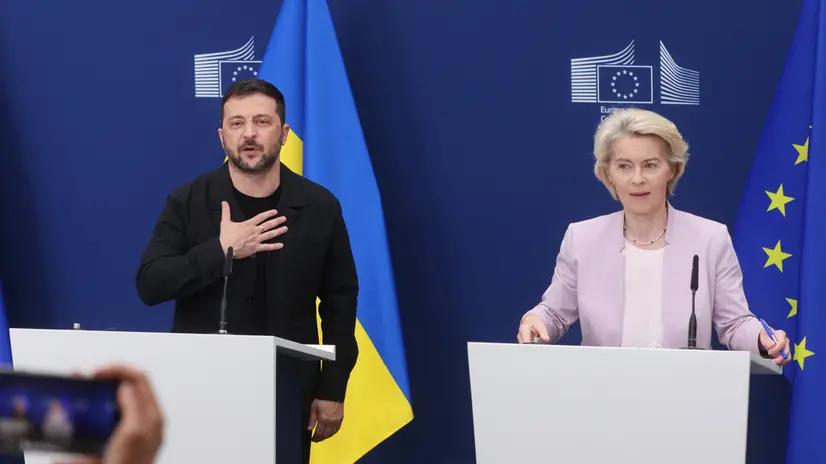 epa12306492 European Commission President Ursula von der Leyen (R) and Ukrainian President Volodymyr Zelensky (L) hold a press conference after their meeting in Brussels, Belgium, 17 August 2025. EPA/OLIVIER HOSLET