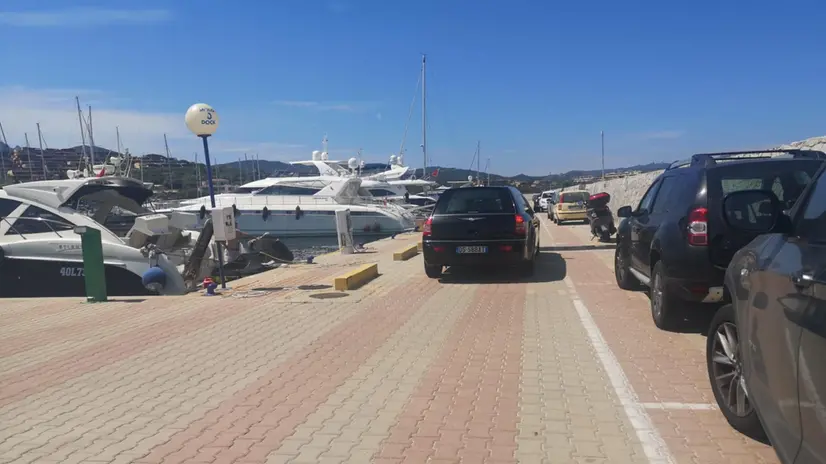Scontro tra due imbarcazioni, una a motore e una a vela, davanti alla marina di Portisco a Olbia, 29 maggio 2021. Un 69enne di Milano ha perso la vita. Sul posto le forze dell'ordine. ANSA/ GIAN MARIO SIAS