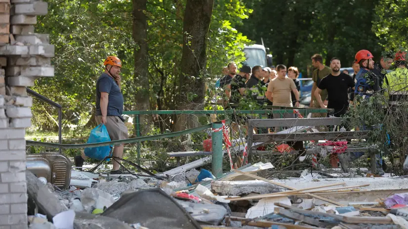 epa12277756 Locals evacuate their belongings from damaged flats near the site of a rocket strike on a nine-storey residential building in Kyiv, Ukraine, 01 August 2025. The Ukrainian capital on 01 August observed a day of mourning after a Russian attack claimed 31 lives and injured over 150 people on 31 July, according to the State Emergency Service. EPA/SERGEY DOLZHENKO