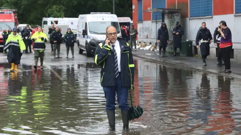 L'assessore alla Sicurezza del Comune di Milano Marco Granelli insieme ai soccorritori nei pressi del Lambro, esondato in alcuni punti dagli argini. Milano, 15 maggio 2024. ANSA/PAOLO SALMOIRAGO