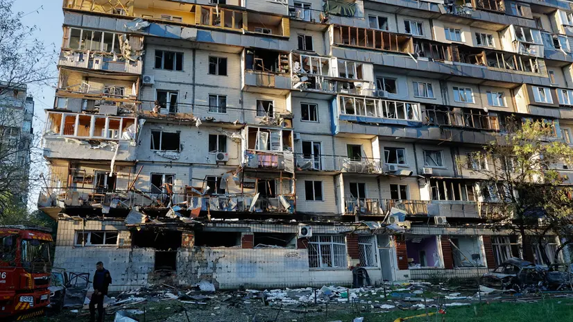 epa12329070 A view of the site of a Russian strike near a nine-storey residential building in Kyiv, Ukraine, 28 August 2025, amid the ongoing Russian invasion.. At least 14 people were killed, including 3 children, and 38 were injured in Kyiv, as Russia launched an overnight attack over Ukraine with 598 drones and 31 missiles, according to the State Emergency Service. EPA/SERGEY DOLZHENKO