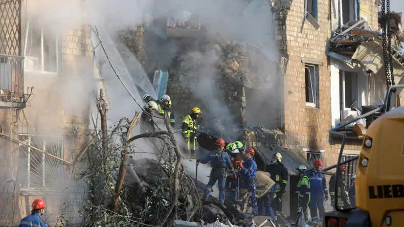 epaselect epa12328978 Ukrainian rescuers work at the site of a Russian strike on a five-storey residential building in Kyiv, Ukraine, 28 August 2025, amid the ongoing Russian invasion. At least 14 people were killed, including 3 children, and 38 were injured in Kyiv, as Russia launched an overnight attack over Ukraine with 598 drones and 31 missiles, according to the State Emergency Service. EPA/SERGEY DOLZHENKO