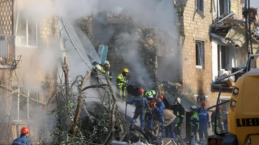 epa12328978 Ukrainian rescuers work at the site of a Russian strike on a five-storey residential building in Kyiv, Ukraine, 28 August 2025, amid the ongoing Russian invasion. At least 14 people were killed, including 3 children, and 38 were injured in Kyiv, as Russia launched an overnight attack over Ukraine with 598 drones and 31 missiles, according to the State Emergency Service. EPA/SERGEY DOLZHENKO