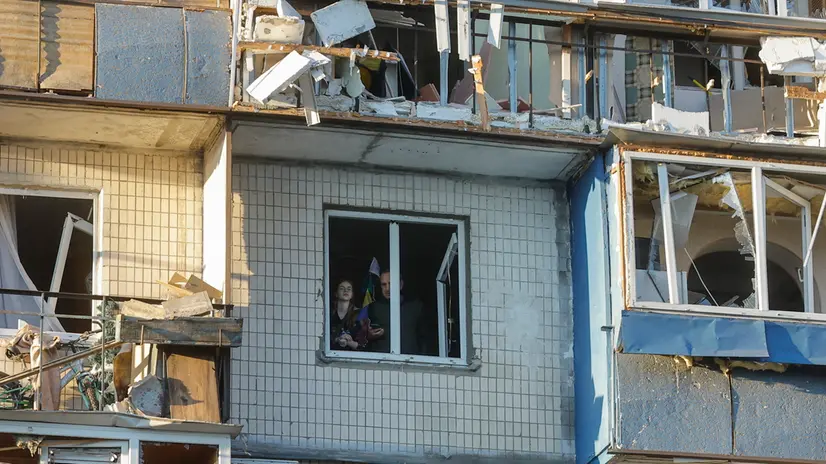 epa12329069 Local people react at the site of a Russian strike near a nine-storey residential building in Kyiv, Ukraine, 28 August 2025, amid the ongoing Russian invasion.. At least 14 people were killed, including 3 children, and 38 were injured in Kyiv, as Russia launched an overnight attack over Ukraine with 598 drones and 31 missiles, according to the State Emergency Service. EPA/SERGEY DOLZHENKO
