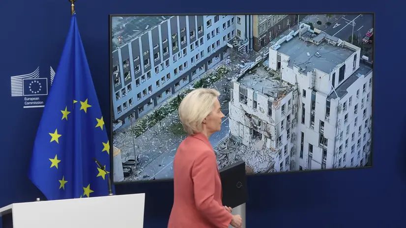 epa12329084 European Commission President Ursula von der Leyen leaves after she delivers a speech following the latest Russian attacks on Kyiv, in Brussels, Belgium, 28 August 2025. Russian missiles hit the EU delegation in Kyiv as Russia launched an overnight attack over Ukraine, in which at least 14 people were killed, including 3 children, and 38 were injured in Kyiv. EPA/OLIVIER HOSLET