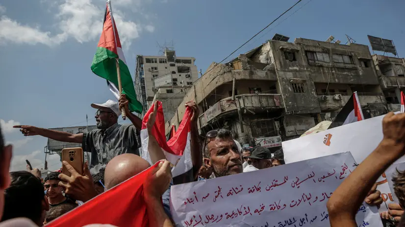 epa12314147 Palestinians protest against the ongoing Israel-Hamas war and the Israeli blockade of the Gaza Strip in Gaza City, 21 August 2025. Over 62,000 Palestinians have been killed in the Gaza Strip since October 2023, according to the Palestinian Ministry of Health, and about 1,200 Israelis have been killed since the launch of an Israeli military campaign in response to a cross-border attack by Hamas on 07 October 2023. EPA/MOHAMMED SABER