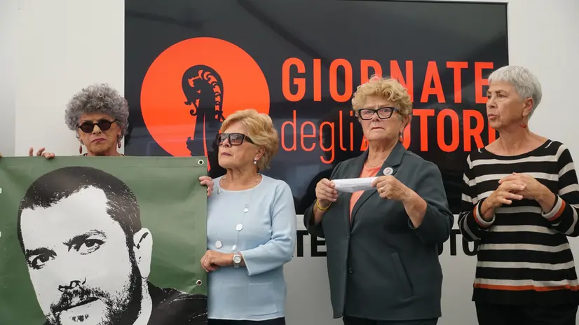 Armanda Colusso, madre di Alberto Trentini ( seconda da dx), e l’attrice Ottavia Piccolo durante l’incontro pubblico nella Casa degli Autori, promosso dall’Associazione Articolo 21, il Sindacato Giornalisti Cinematografici e l’associazione Isola Edipo, per rivolgere l’ appello al mondo del cinema perchè si mobiliti per la scarcerazione del figlio Alberto trentini, cooperante ingiustamente detenuto nel carcere di massima sicurezza di Caracas, Venezia 28 agosto 2025. ANSA/ANDREA MEROLA
