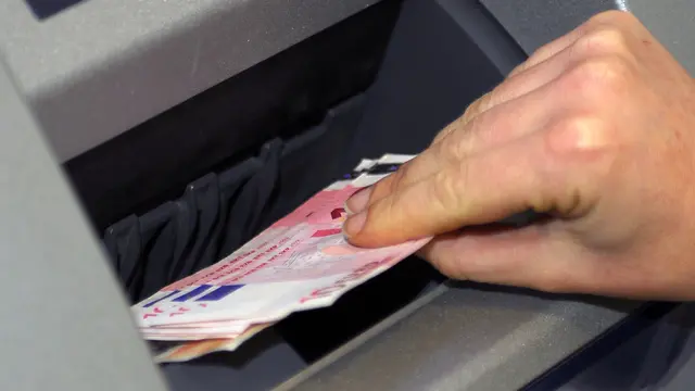 Prelievo di denaro al bancomat - © www.giornaledibrescia.it