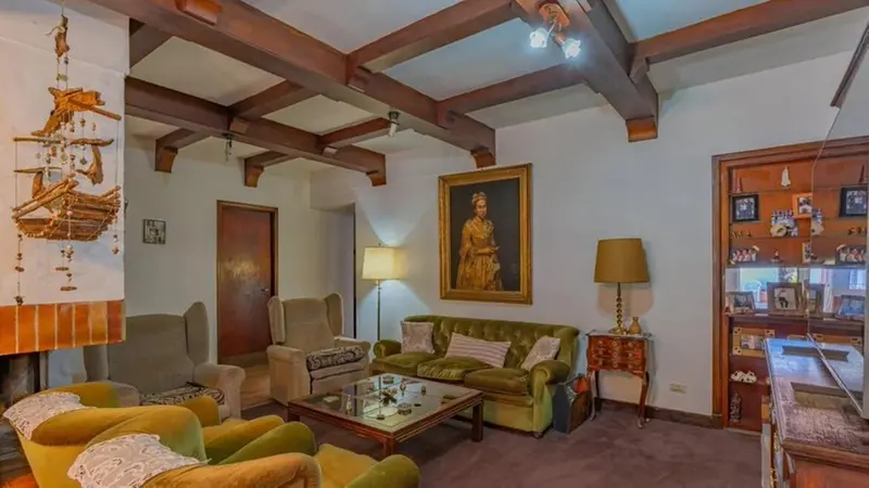 La fotografia del salotto con il grande dipinto comparsa sul sito di annunci immobiliari