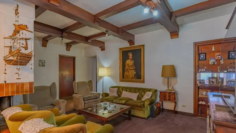 La fotografia del salotto con il grande dipinto comparsa sul sito di annunci immobiliari