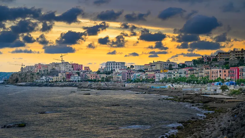 L'agglomerato urbano di Pozzuoli con centinaia di palazzi che si affacciano sul litorale Flegreo, 29 maggio 2024. ANSA/ CIRO FUSCO