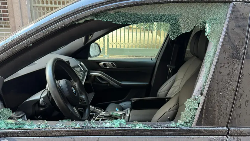 Il finestrino sfondato di un'auto parcheggiata in contrada delle Bassiche © www.giornaledibrescia.it