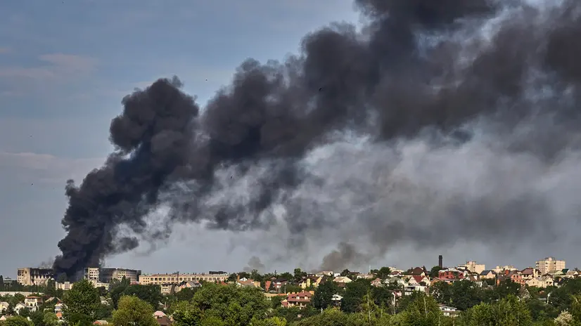 epa12161800 Smoke billows after drone strikes in Kharkiv, northeastern Ukraine, 07 June 2025, amid the Russian invasion. At least three people were killed and 21 others injured, including two children, after Russian forces launched an overnight combined attack by shock drones and rockets on Kharkiv and its suburbs, Kharkiv Mayor Ihor Terekhov wrote on telegram. EPA/SERGEY KOZLOV