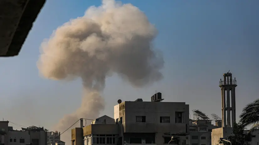 epa12332518 Smoke rises following an Israeli airstrike during a military operation in the Al Sabra neighbourhood of Gaza City, Gaza Strip, 29 August 2025. More than 62,600 Palestinians have been killed in the Gaza Strip since October 2023, according to the Palestinian Ministry of Health, and about 1,200 Israelis have been killed since the launch of an Israeli military campaign in response to a cross-border attack by Hamas on 07 October 2023. EPA/MOHAMMED SABER