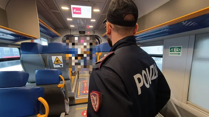 Agenti della Polizia Ferroviaria a bordo di un treno
