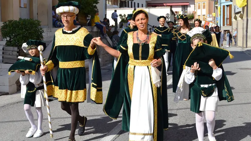 Contradaioli in costume - © www.giornaledibrescia.it