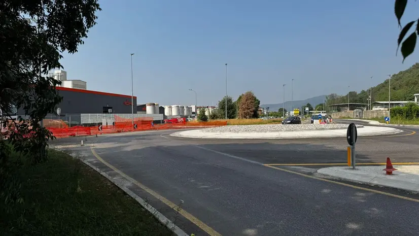 La rotatoria come era a giugno - © www.giornaledibrescia.it