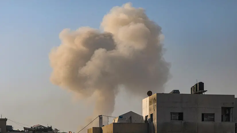 epa12332516 Smoke rises following an Israeli airstrike during a military operation in the Al Sabra neighbourhood of Gaza City, Gaza Strip, 29 August 2025. More than 62,600 Palestinians have been killed in the Gaza Strip since October 2023, according to the Palestinian Ministry of Health, and about 1,200 Israelis have been killed since the launch of an Israeli military campaign in response to a cross-border attack by Hamas on 07 October 2023. EPA/MOHAMMED SABER