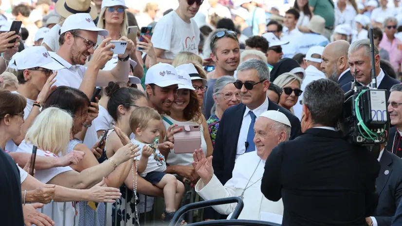 Papa Francesco arriva in piazza Unità d'Italia, a Trieste, 7 luglio 2024. ANSA / GABRIELE CROZZOLI