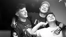 Pasini in mezzo ad Olly e Juli, in una diretta realizzata stanotte all'uscita del brano