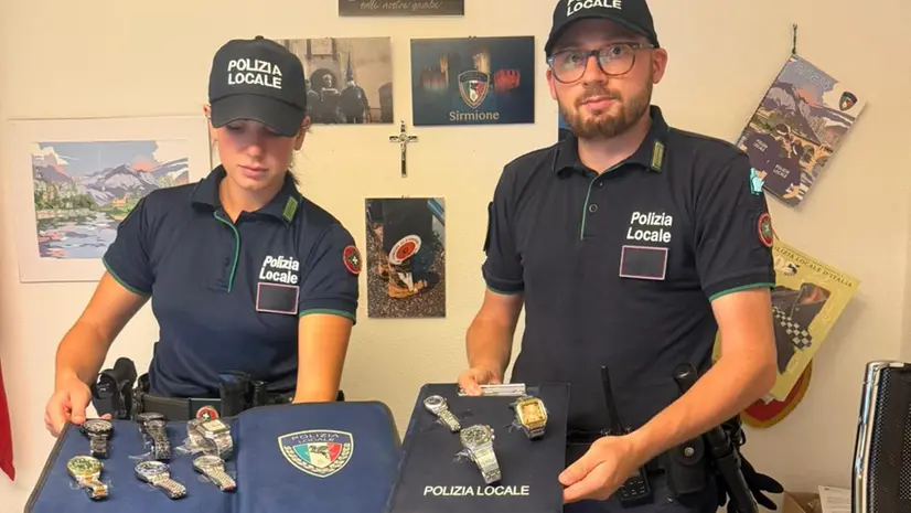 Il materiale sequestrato dagli agenti della Polizia locale di Sirmione © www.giornaledibrescia.it