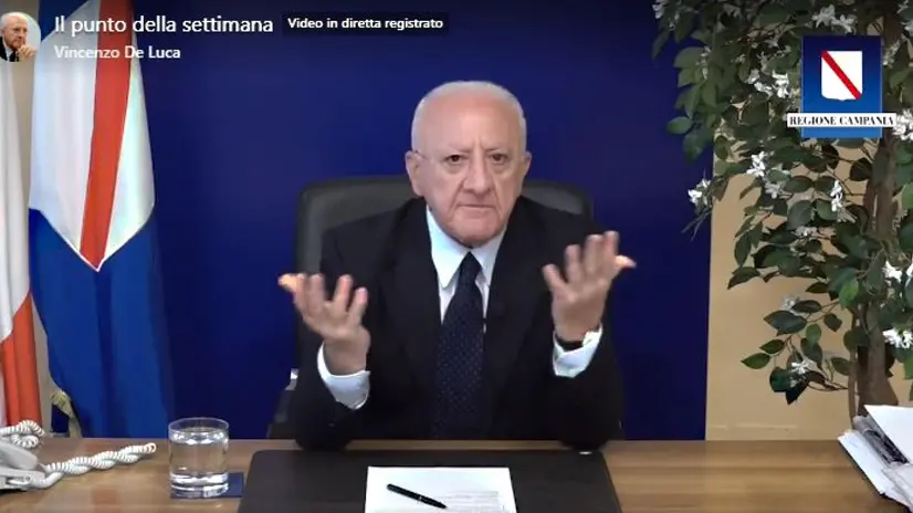 (ANSA) - NAPOLI, 25 LUG - "Qual è la Regione dove i Cinque stelle non hanno fatto nulla negli ultimi 10 dieci anni? La Campania. E quale regione offriamo ai Cinque stelle? La Campania". Lo ha detto il governatore Vincenzo De Luca parlando delle prossime elezioni regionali nel corso della sua diretta social. (ANSA).
