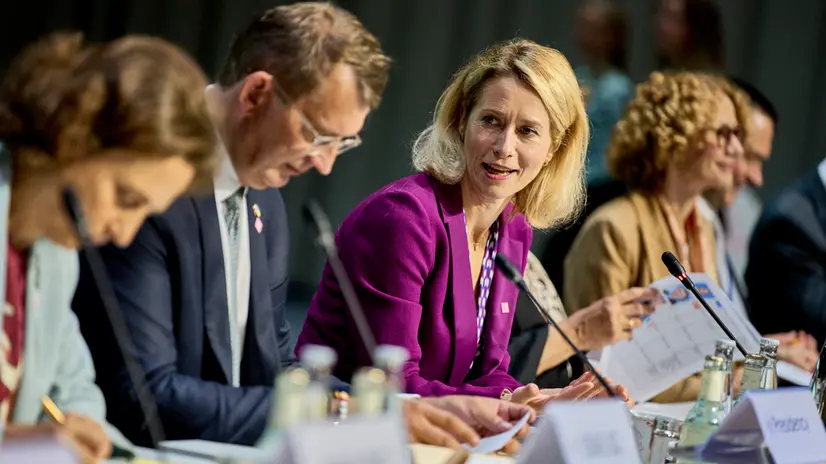 epa12333090 EU High Representative for Foreign Affairs and Security Policy Kaja Kallas (C-R) and Denmark's Defense Minister Troels Lund Poulsen (C-L) attend the working session during the informal EU defense ministers' meeting in Copenhagen, Denmark, 29 August 2025. EPA/THOMAS TRAASDAHL DENMARK OUT