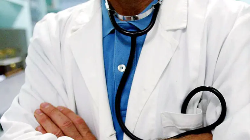Un medico con lo stetoscopio al collo, in una immagine di archivio. La familiare figura del medico con lo stetoscopio intorno al collo sta per sparire, sostituita da un piu' tecnologico iPhone, almeno a giudicare dalla quantita' di dottori che hanno scaricato l'applicazione che monitora il battito cardiaco con il 'melafonino'. Per il Guardian sono almeno 3 milioni i camici bianchi che hanno acquistato il programma su iTunes, e una versione gratuita messa a disposizione la scorsa settimana registra 500 download al giorno. ANSA/FRANCO SILVI