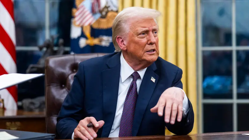 epa11840842 US President Donald Trump signs numerous executive orders, including pardons for defendants from the January 6th riots and a delay on the TikTok ban, on the first day of his presidency in the Oval Office of the White House in Washington, DC, USA, 20 January 2025. Trump, who defeated Kamala Harris to become the 47th president of the United States, was sworn in earlier in the day, though the planned outdoor ceremonies and events were cancelled due to extremely cold temperatures. EPA/JIM LO SCALZO / POOL