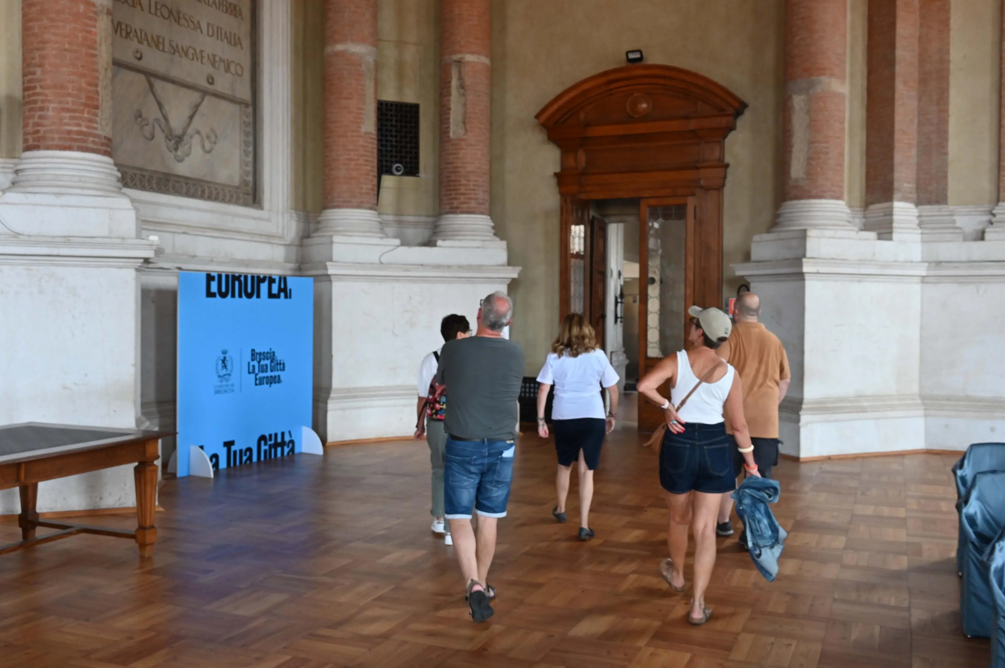 Turisti a Palazzo Loggia