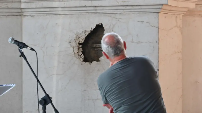 Turisti a Palazzo Loggia