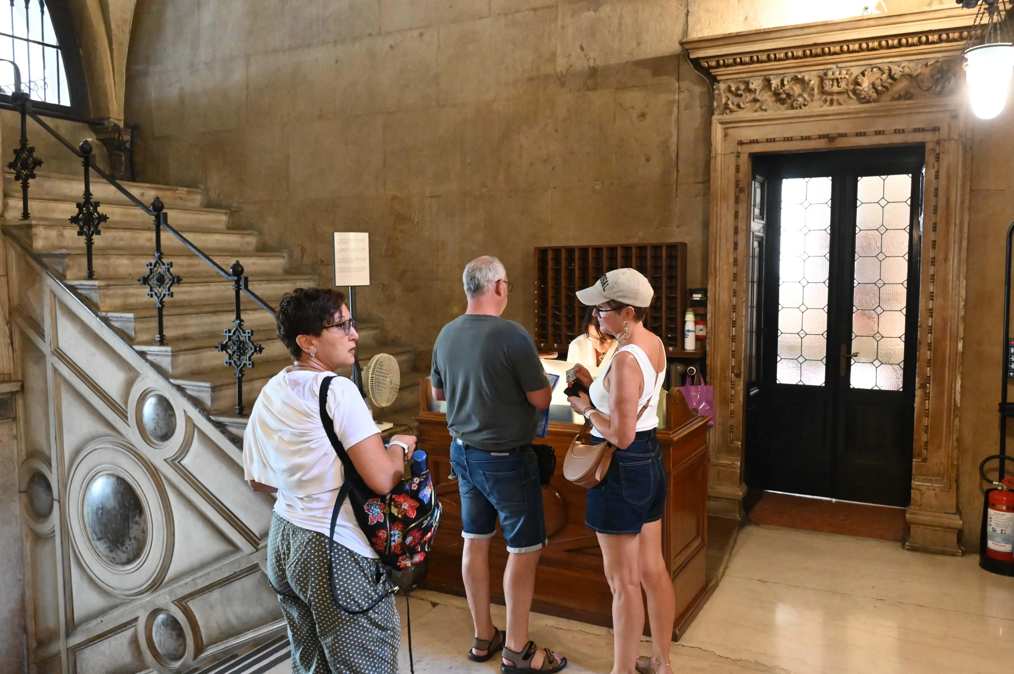 Turisti a Palazzo Loggia