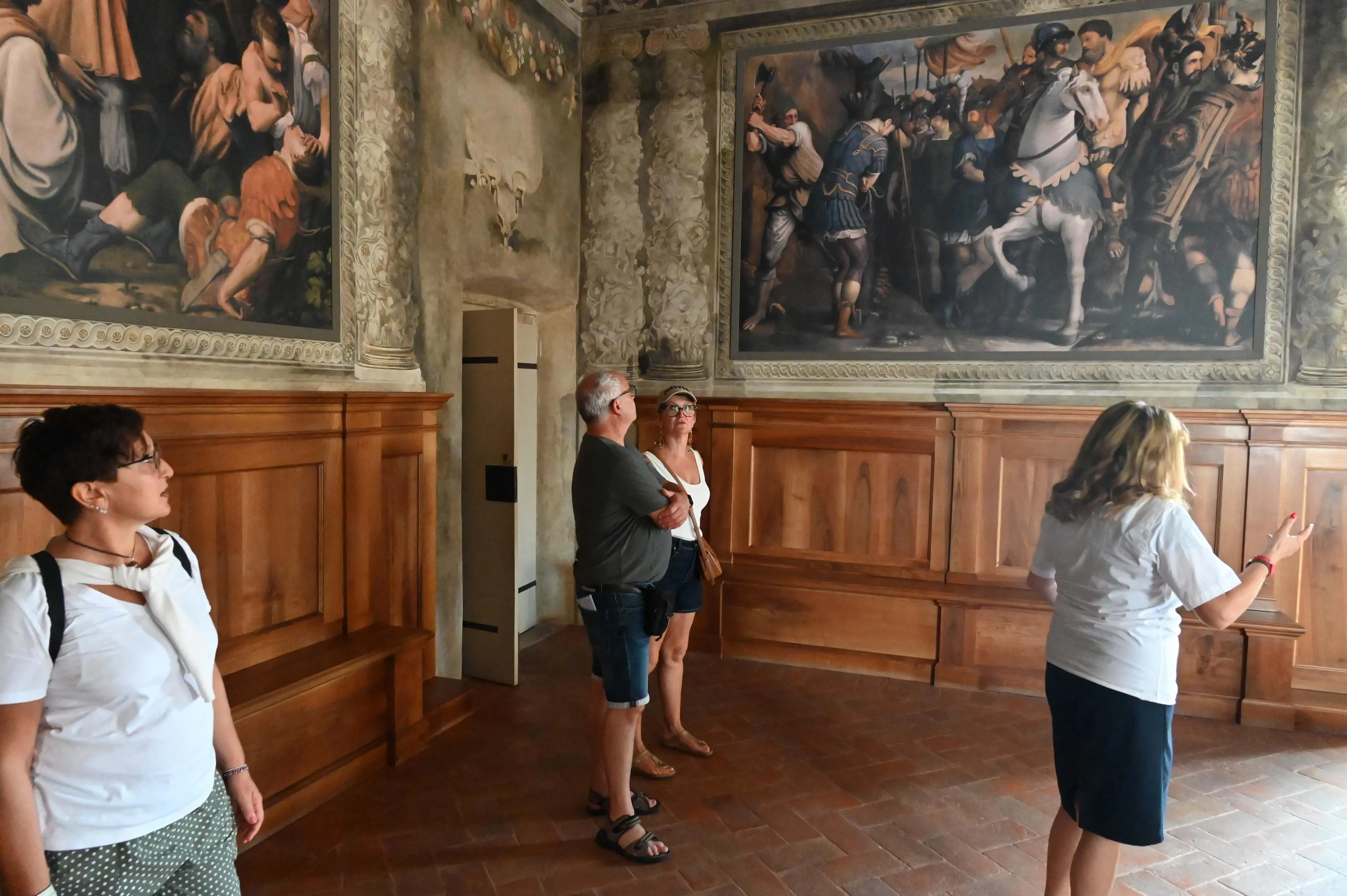 Turisti a Palazzo Loggia