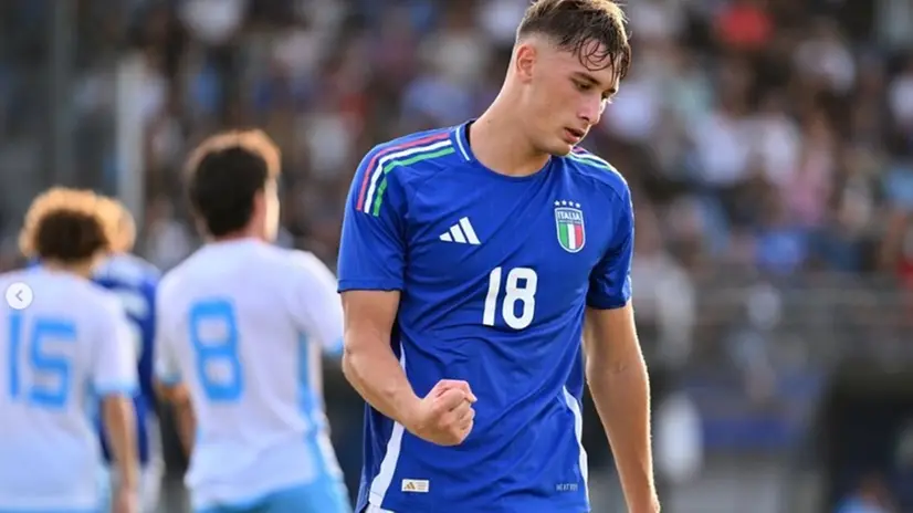 Francesco Pio Esposito con la maglia della Nazionale giovanile - Foto pagina Instagram Figc © www.giornaledibrescia.it