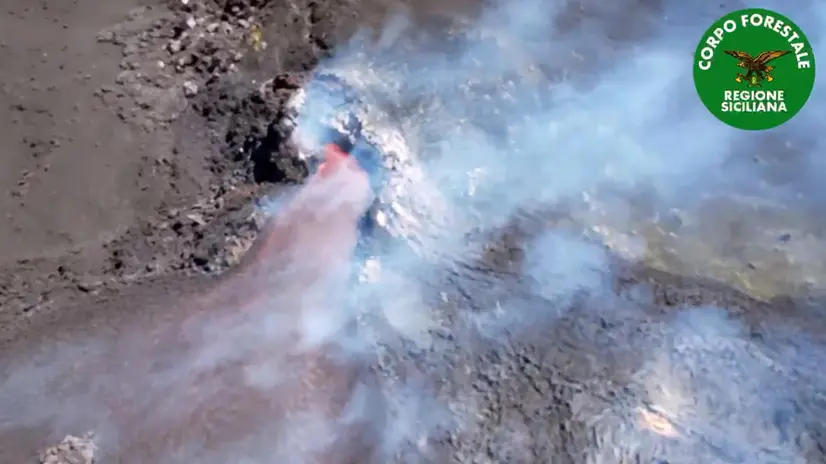 Ingv, frattura a 2.980 metri alimenta flusso lavico sull'Etna Prosegue attività effusiva da altre due bocche aperte su vulcano