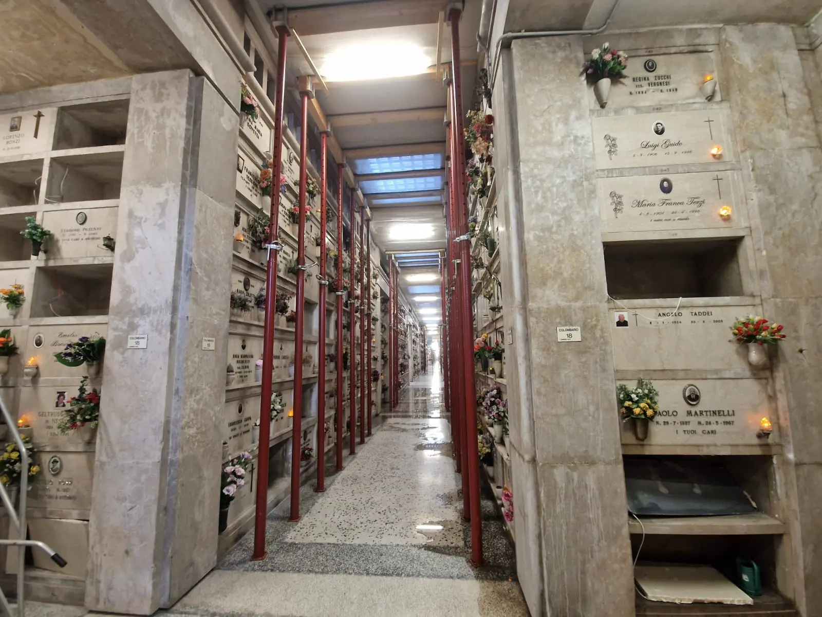 Al cimitero monumentale Vantiniano l'infilata di pali che sostiene i colombari