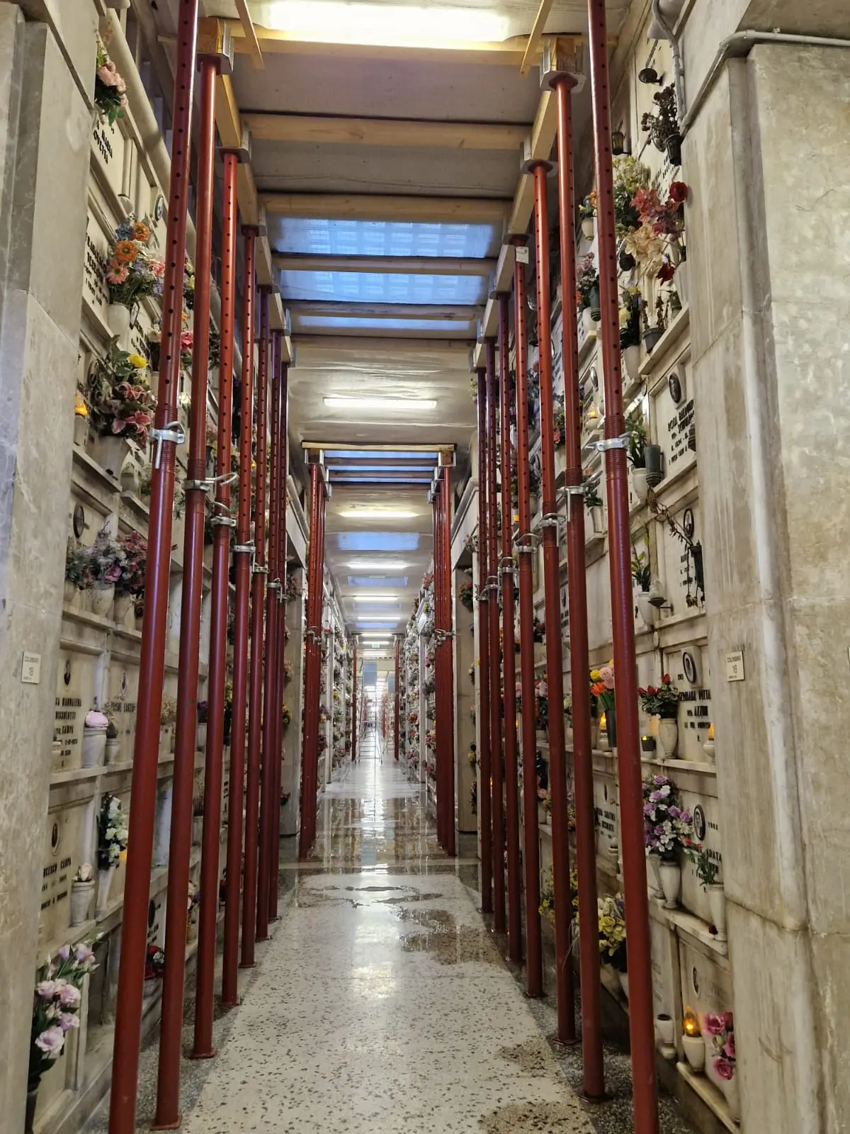 Al cimitero monumentale Vantiniano l'infilata di pali che sostiene i colombari