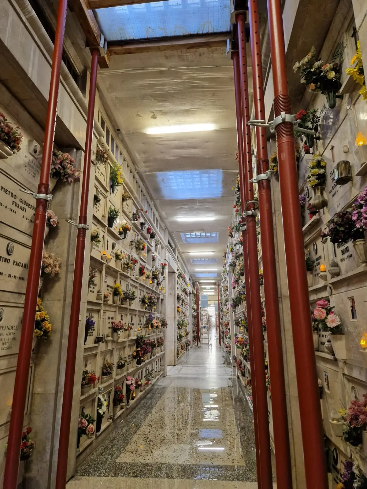 Al cimitero monumentale Vantiniano l'infilata di pali che sostiene i colombari