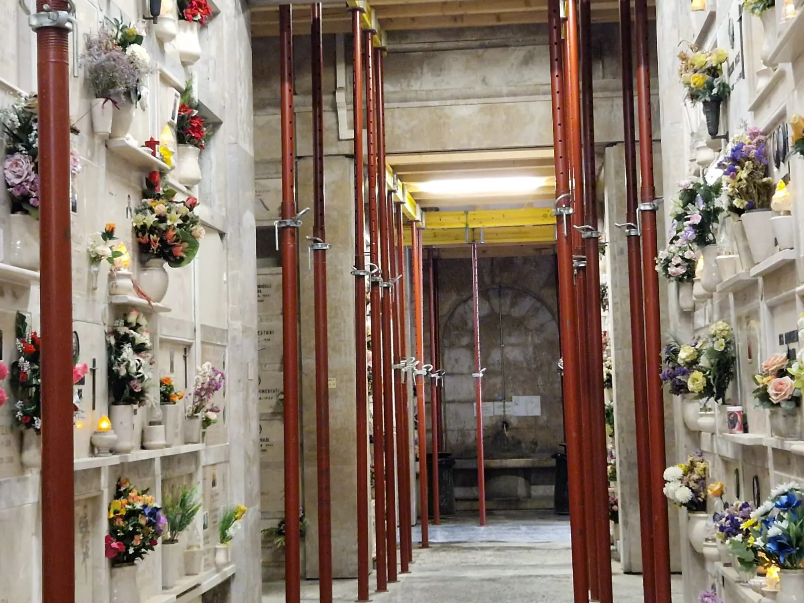 Al cimitero monumentale Vantiniano l'infilata di pali che sostiene i colombari